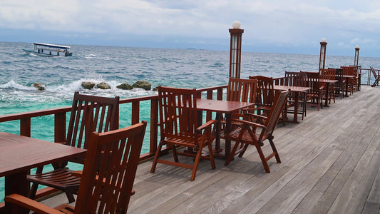 Mastering Layering for Oceanfront Dining Comfort