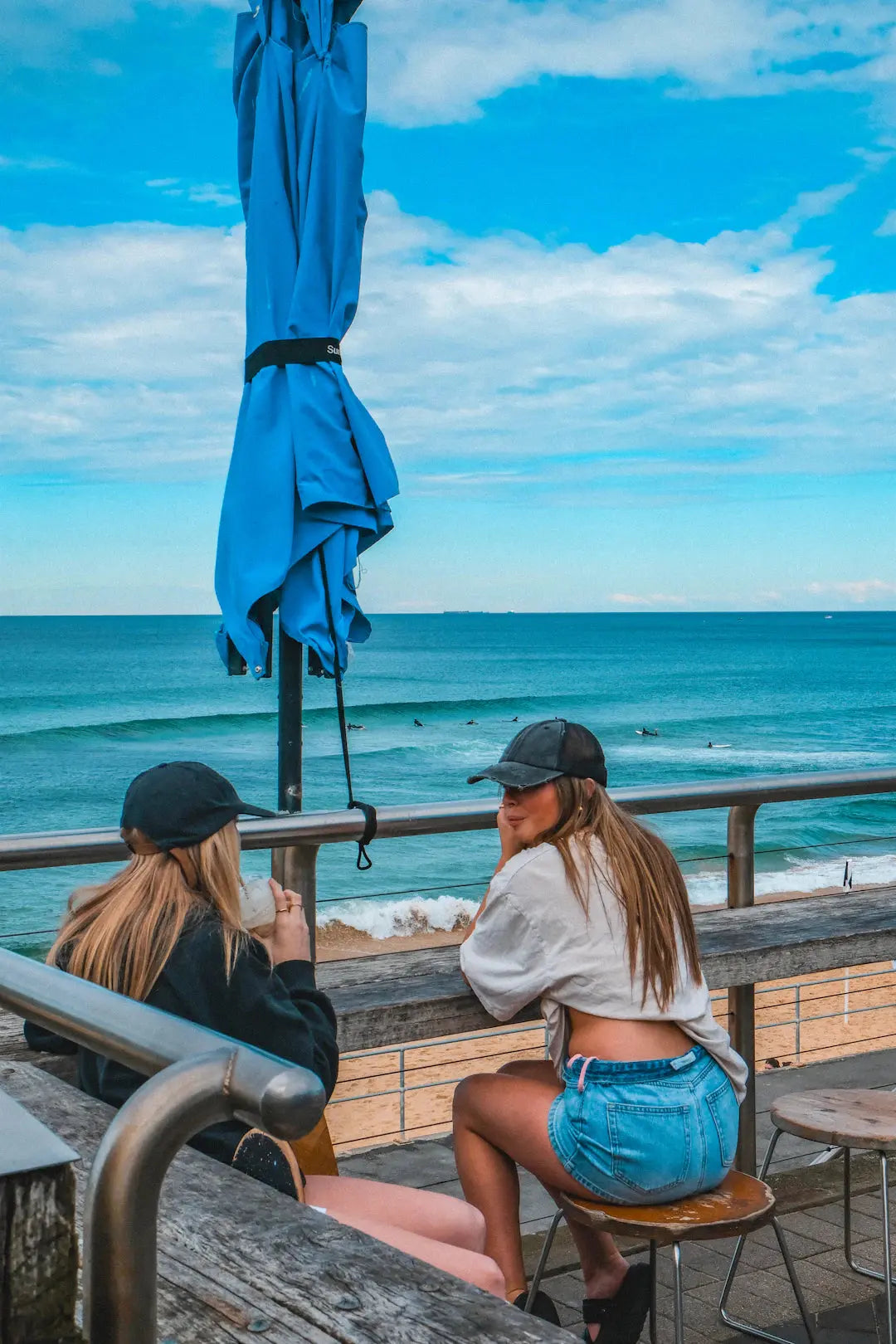 Chic Comfort Outfits for Relaxed Ocean View Meals