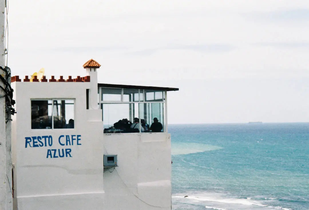 Timeless Styles for Ocean View Dining Across Seasons